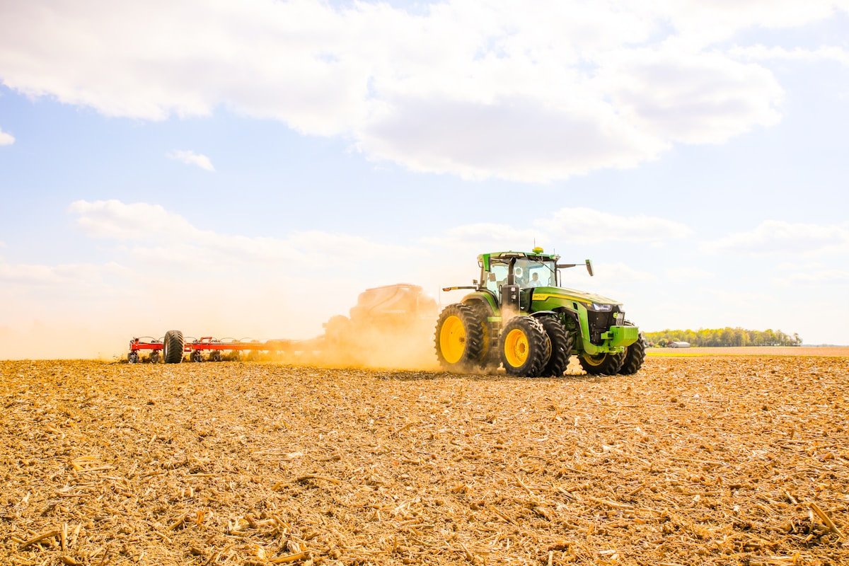 Trator trabalhando no campo durante operação agrícola