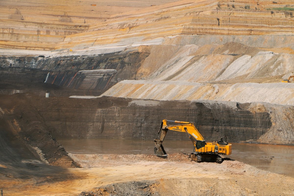 Mineradora a céu aberto com escavadeira em operação industrial
